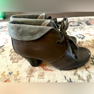 Size 7.5 Leather Hush Puppies